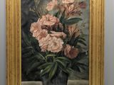 une peinture de fleurs roses dans un vase sur une table