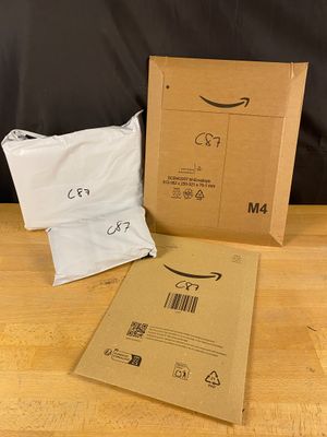 une boîte amazon posée sur une table en bois à côté d'un sac
