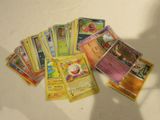 de nombreuses cartes Pokémon étalées sur la table