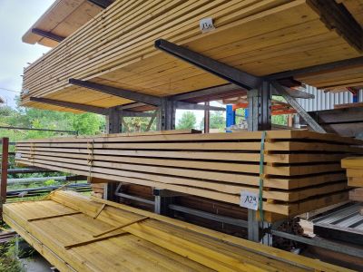 un banc en bois qui se trouve au milieu d'un bâtiment