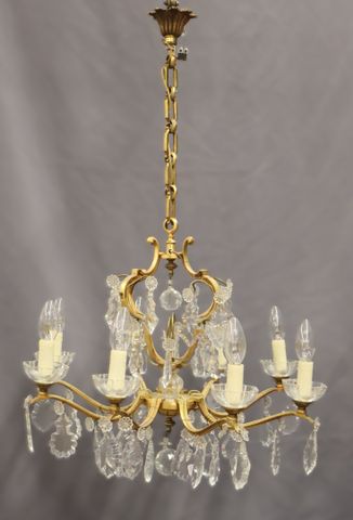 Lustre en bronze à pampille à huit bras de lumière. H : 84 x 56