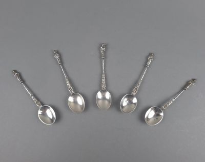 un ensemble composé de cinq cuillères en argent et d'une cuillère à manche