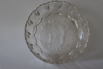 un bol en verre orné d'un motif sur un fond blanc
