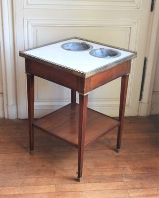 une petite table sur laquelle sont posés deux bols