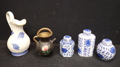 cinq vases et un vase sur fond noir