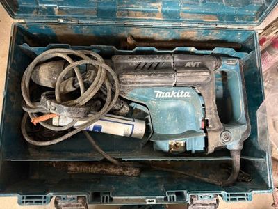 une boîte à outils bleue avec des outils sur le sol