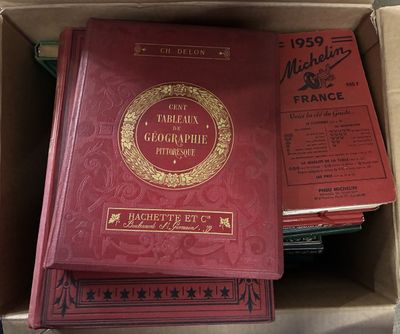 plusieurs livres superposés dans une boîte