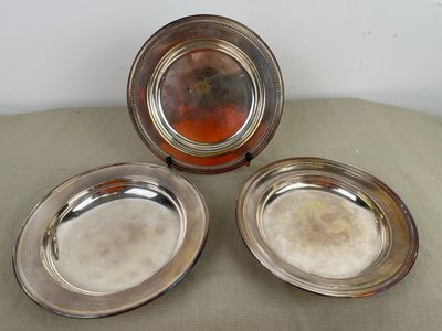Deux dessous de bouteilles d'époque Napoléon III en argent 9…