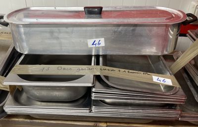 plusieurs casseroles sont empilées les unes sur les autres