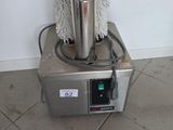 une serpillière posée sur une machine au sol