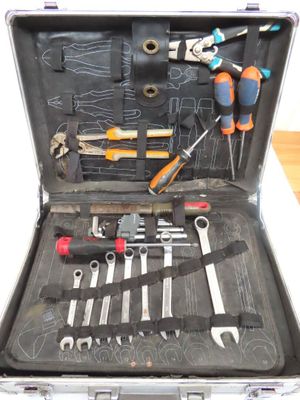 une caisse à outils avec des outils posés sur une table