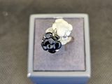 une bague qui se trouve dans une boîte sur une table