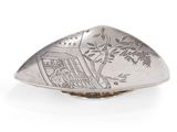 une image représentant une bague en argent sur laquelle figure le dessin d'une maison