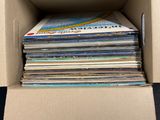 une boîte en carton ouverte contenant une pile de CD