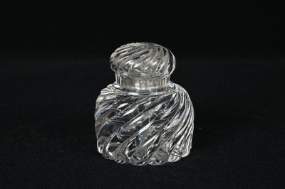 un gros plan d'un bocal en verre posé sur une surface noire