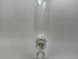 un vase en verre posé sur une table