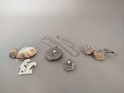 Réunion de bijoux et éléments de parure fantaisie comprenant…