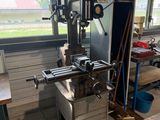 une machine posée sur une table dans une pièce
