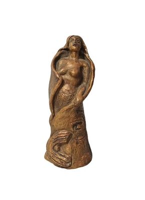 une image représentant une statue d'une femme tenant un poisson