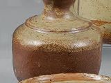 trois vases posés l'un à côté de l'autre sur une table