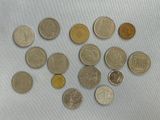 beaucoup de pièces qui sont sur la table