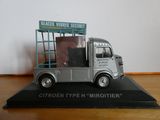 un camion jouet posé sur une table