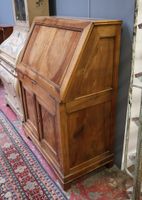 Bureau de pente en bois naturel mouluré ouvrant par un abatt… (photo 2)