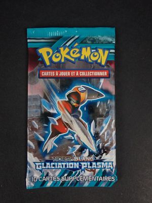 un gros plan sur un paquet de cartes Pokémon posé sur une table