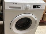 une machine à laver posée sur le sol