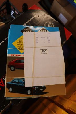 beaucoup de livres posés sur une table sur laquelle se trouve une voiture