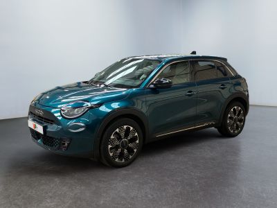 un SUV bleu garé dans une pièce aux murs blancs