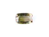 une tourmaline verte sur fond blanc