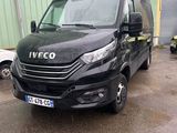 une camionnette noire garée devant un immeuble