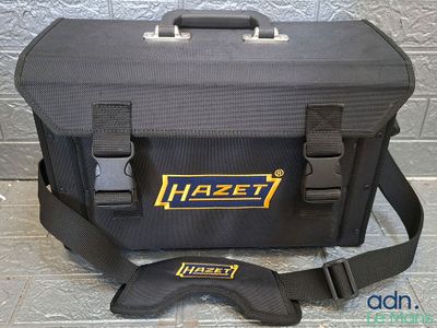 un sac noir orné d'un logo jaune