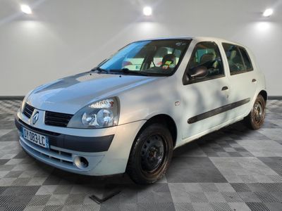la photo d'une petite voiture blanche garée dans un garage