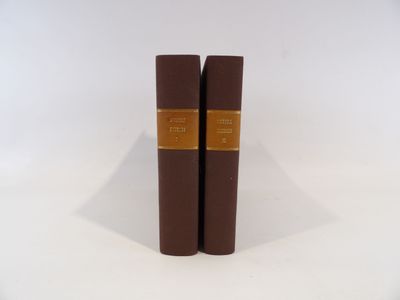 deux livres bruns posés l'un sur l'autre sur une surface blanche