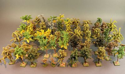 un bouquet d'arbres miniatures posés sur une table