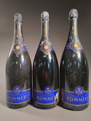 trois bouteilles de champagne posées sur une table l'une à côté de l'autre