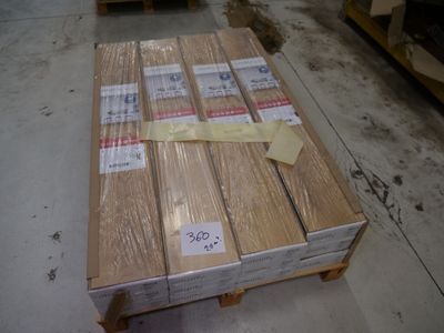 Des caisses en bois sont empilées sur une palette dans un entrepôt