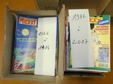 deux cartons remplis de livres posés sur une table