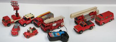 beaucoup de camions de pompiers miniatures posés sur une table