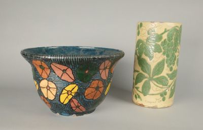 deux vases posés l'un à côté de l'autre sur une table