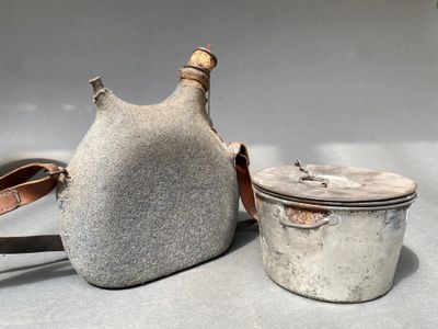 une casserole en argent et une bouilloire en argent posées sur une table