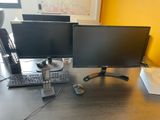 un bureau équipé de deux écrans et d'un clavier
