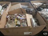 de nombreuses boîtes de nourriture posées sur une table