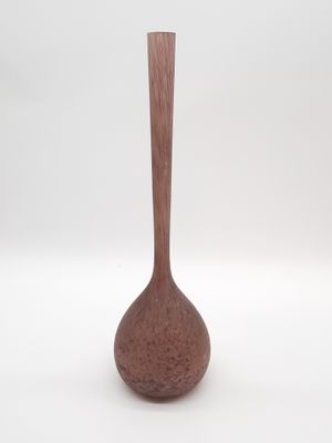 une image représentant un vase en bois sur fond blanc
