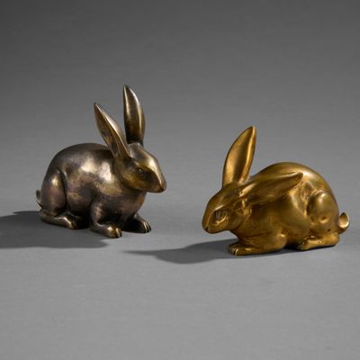 paire de figurines de lapins en bronze sur fond gris