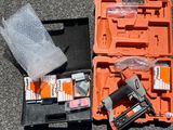 une trousse orange contenant une agrafeuse