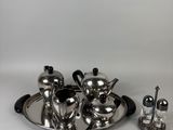 un plateau en argent sur lequel sont posés une théière en argent et une salière en argent