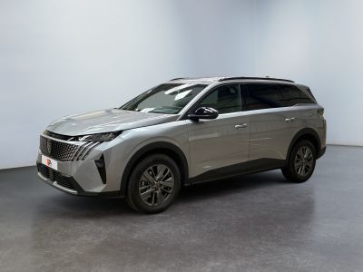 un SUV argenté garé dans une pièce aux murs blancs